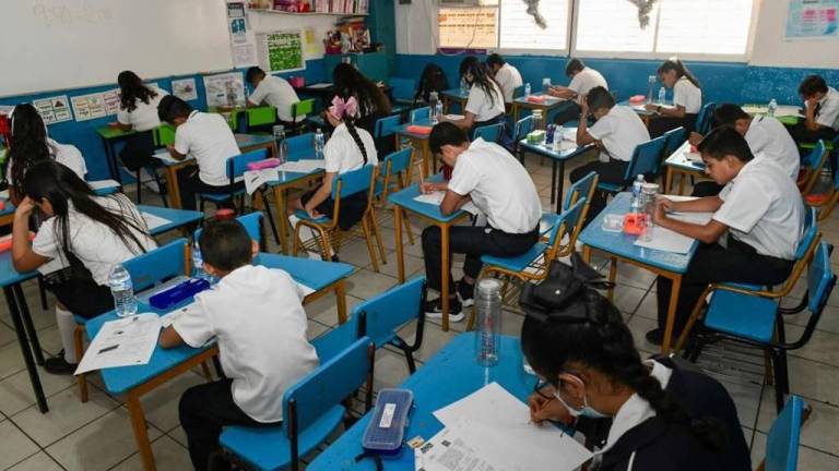 Miles de estudiantes en México vuelven a las aulas tras regreso a