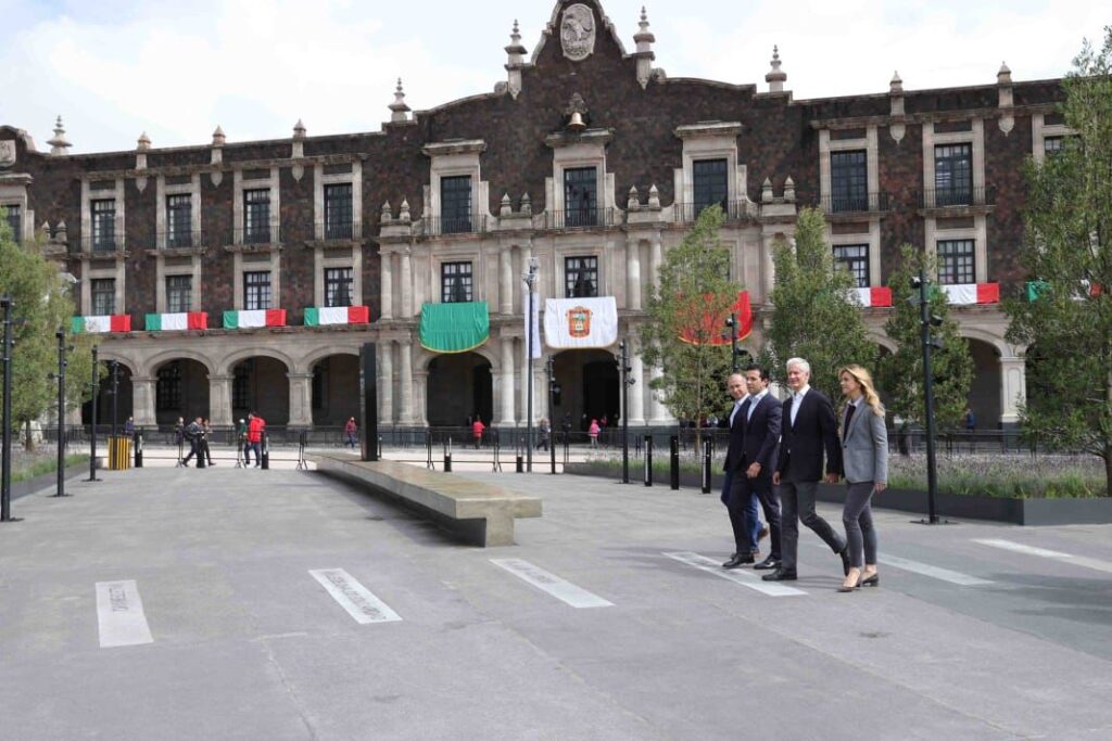 Inaugura Alfredo del Mazo la restauración histórica de la Plaza de los